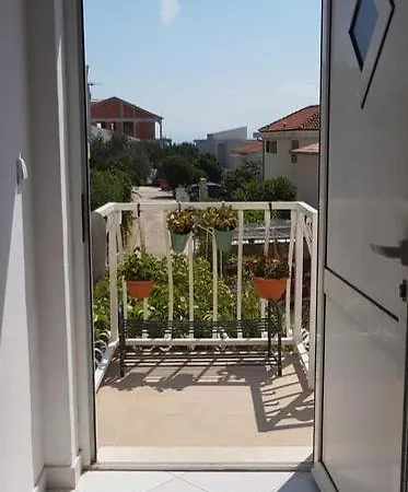Summer Lounge Apartment